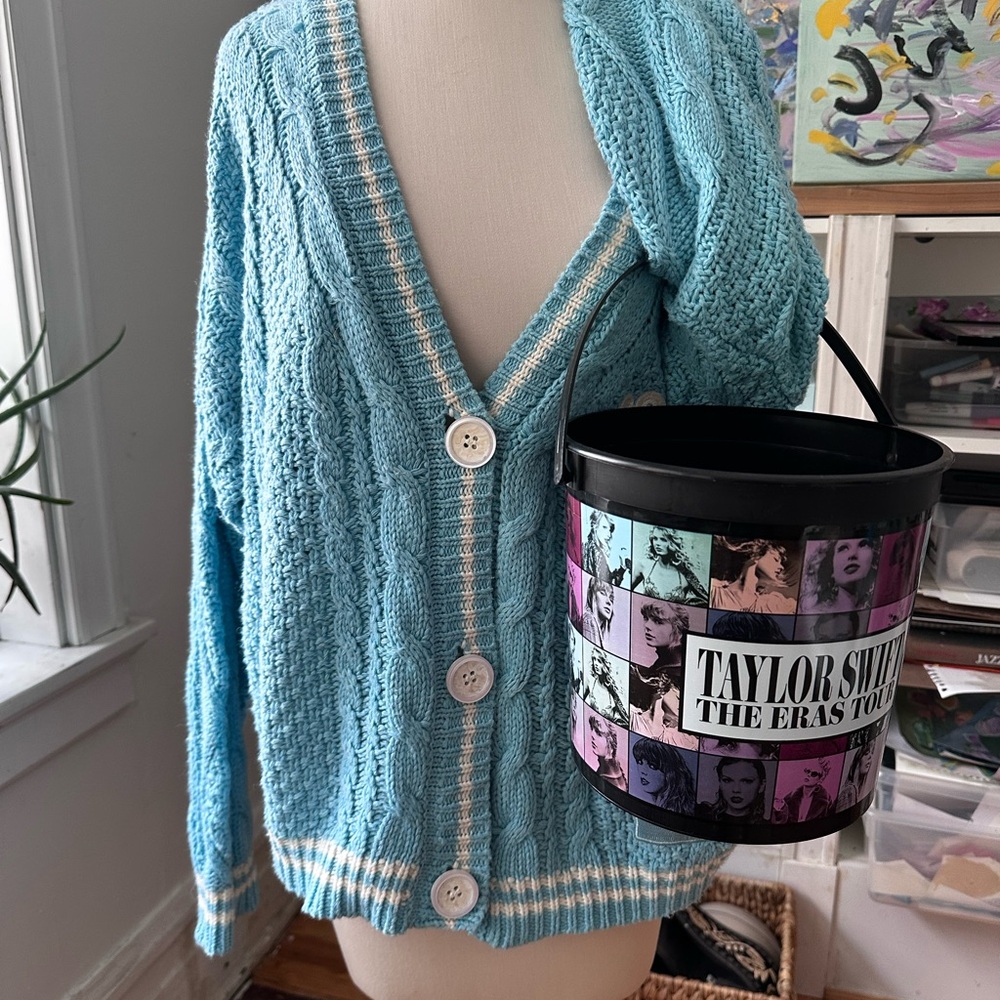 That Taylor Swift 1989 Sweater + Tour Souvenir